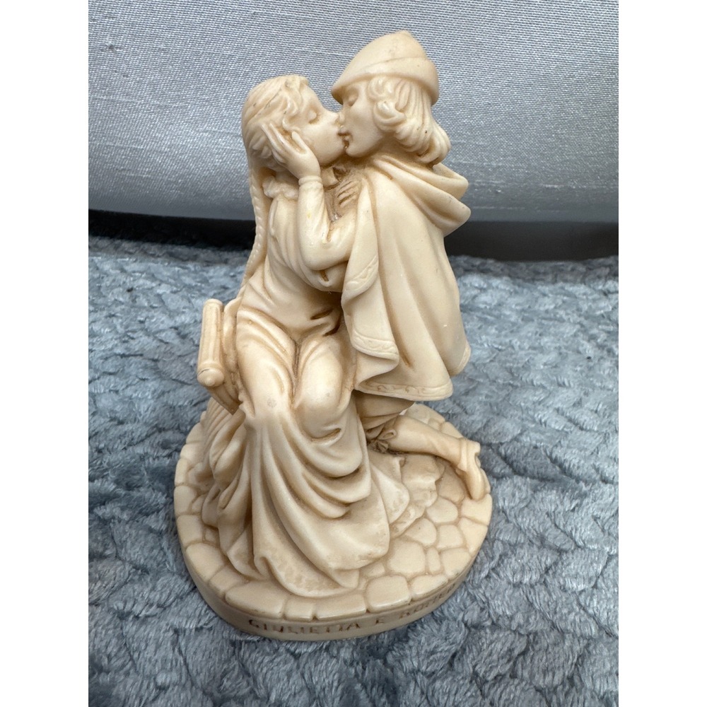 Vintage Italian Resin Romeo and Juliet Figurine Giulietta e Romeo Kiss